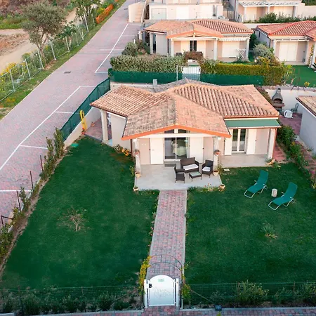 Li Junchi - Due Passi Dal Mare - Spazioso Giardino